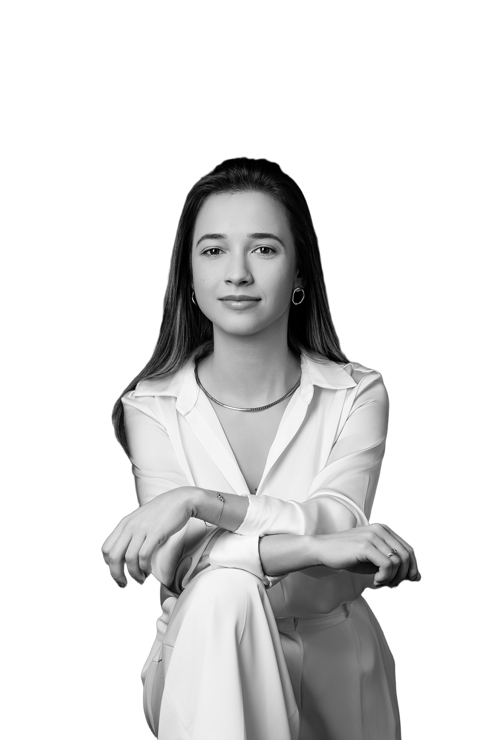 Valéria Rosario sentada, de camisa clara, em retrato em preto e branco